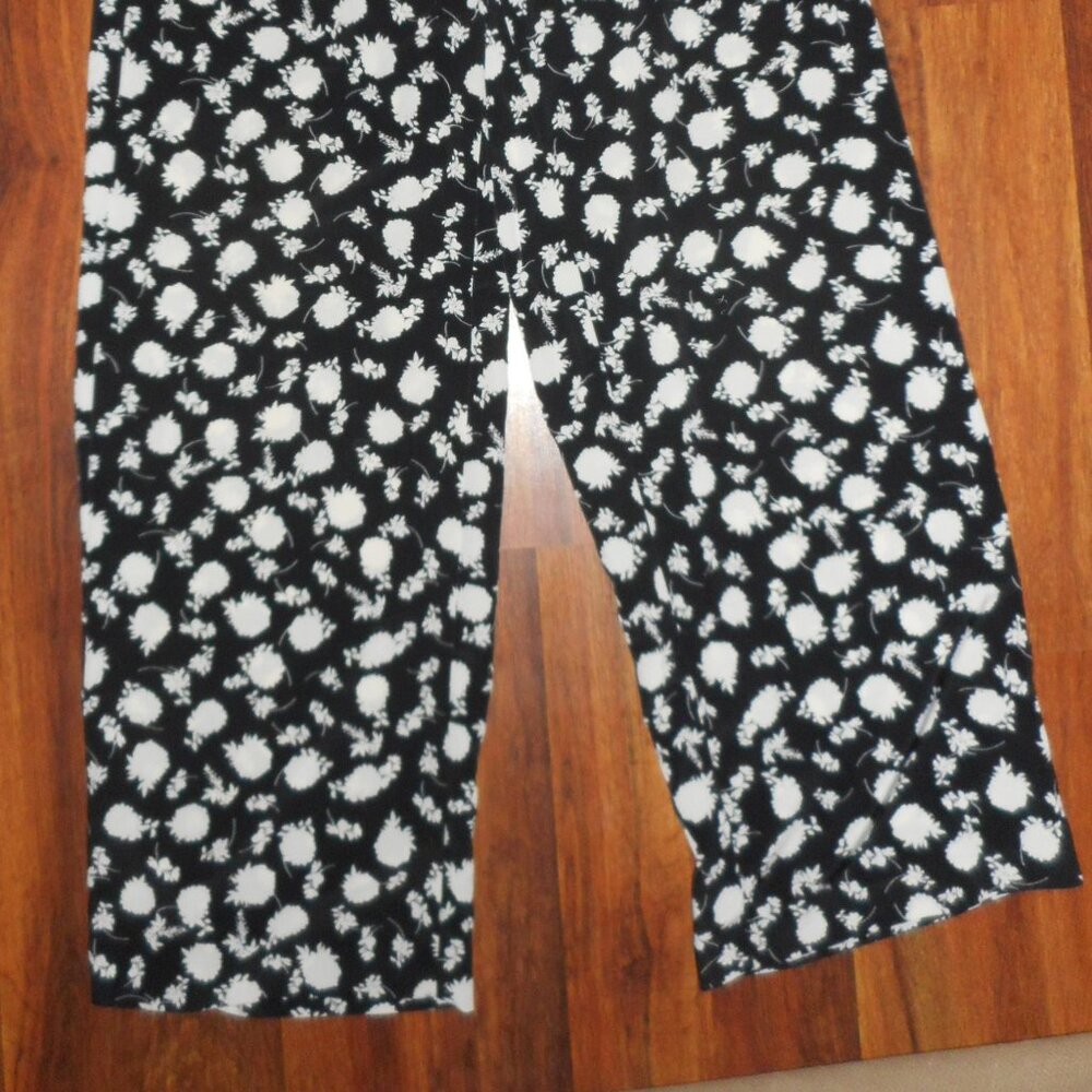 NWOT Vince Camuto black & white floral print flowy dress pants, size 6 - Picture 3 of 9